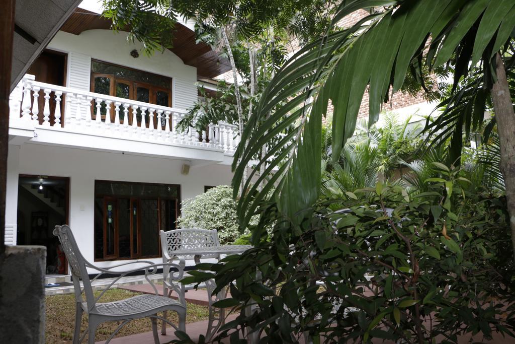 Отель French Garden Tourist Rest Анурадхапура Экстерьер фото